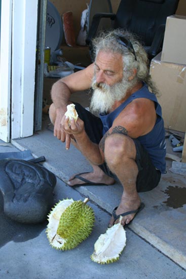 <h6>1/20/07 Avi eating durian 